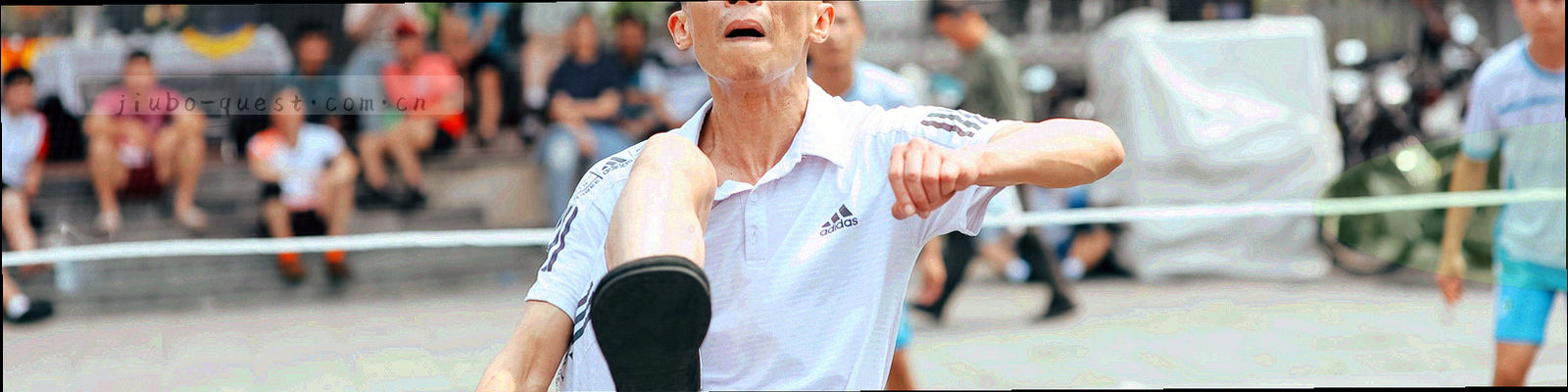 暗调归档柜抽屉与编号标签的抽象纹理，横向构图，无文字与人物